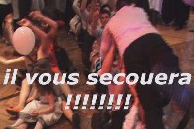 Des personnes assises ou allongées sur un sol en bois dans une ambiance festive, avec un texte superposé.