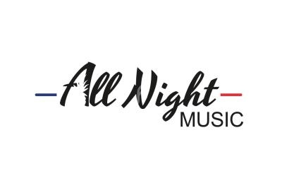 Logo ’All Night Music’ avec une silhouette de microphone, encadré par des traits bleu et rouge.