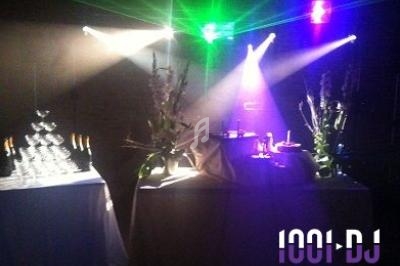 Je ne sais pas qui est représenté sur cette image, mais voici un texte alternatif approprié : ’Table décorée avec des fleurs…