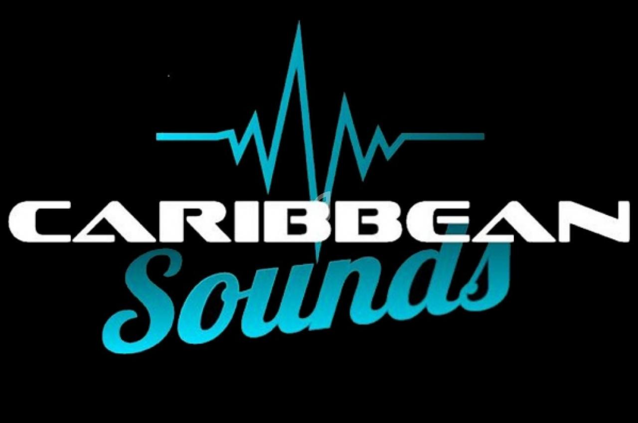 Logo avec le texte ’Caribbean Sounds’ en blanc et bleu, accompagné d'une onde sonore stylisée sur fond noir.