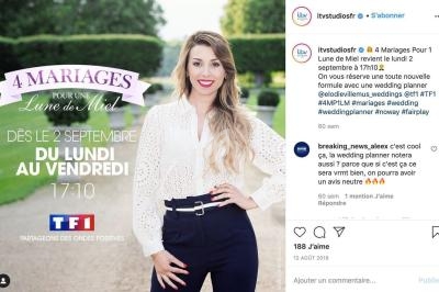 Femme souriante debout en extérieur, portant une tenue élégante, avec un texte promotionnel d'une émission télévisée en…