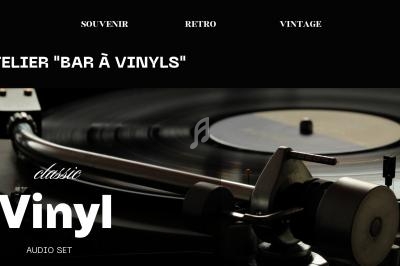 Platine vinyle en gros plan avec un disque en rotation, ambiance rétro et vintage.