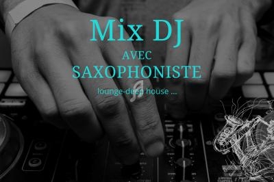 Mains ajustant des commandes sur une table de mixage, avec une illustration de saxophone en bas à droite.