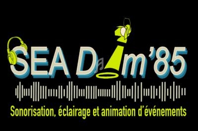 Logo de SEA Dim'85 avec casque audio, projecteur lumineux et texte ’Sonorisation, éclairage et animation d'événements’.