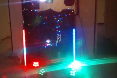 Installation de matériel d'éclairage coloré avec projecteurs et LED dans une salle intérieure.