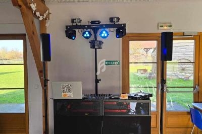 Installation de matériel de sonorisation et d'éclairage dans une salle avec vue sur un espace extérieur verdoyant.