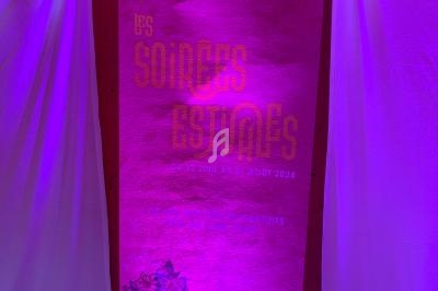 Bannière rose avec texte promotionnel pour un événement culturel dans les Alpes-Maritimes, éclairée par des lumières…