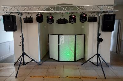 Installation de matériel de sonorisation et d'éclairage avec projecteurs, enceintes et une console lumineuse.