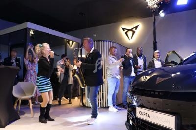 Une chanteuse et un saxophoniste se produisent lors d'un événement dans un showroom automobile Cupra.