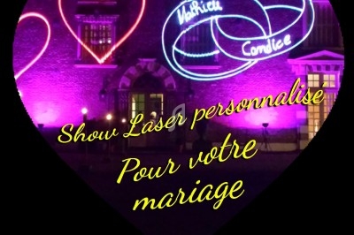 Projection laser personnalisée avec des cœurs et des prénoms sur une façade illuminée pour un mariage.