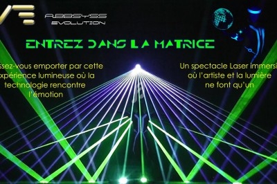 Spectacle laser avec faisceaux verts et violets convergeant vers une scène, silhouette humaine illuminée au centre.