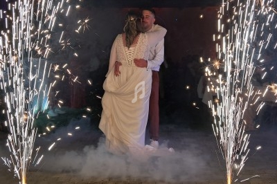 Un couple danse au milieu de gerbes d'étincelles lors d'une célébration nocturne.