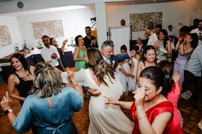Des personnes dansent et s'amusent dans une salle de réception lors d'un événement festif.